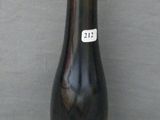 une bouteille de vin posée sur une table