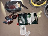 une photo du contenu d'une boîte à outils disposé sur le sol