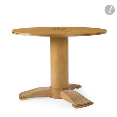 une image représentant une table ronde avec un piètement en bois et quatre pieds