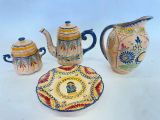 trois pièces de poterie posées sur une surface blanche