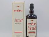 une photo d'une bouteille de whisky Hampdden à côté d'une boîte