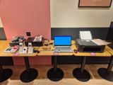 trois ordinateurs portables et une imprimante posés sur une table