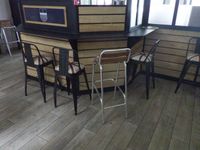 29 Sièges et tabouret d’hiver en métal, trois guéridons, et … (photo 3)