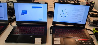 trois ordinateurs portables posés sur une table