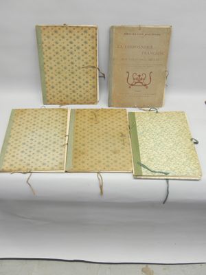 trois livres posés sur une table blanche, l'un à côté de l'autre