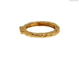 gros plan d'une bague en or sur fond blanc
