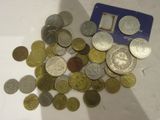 une pile de pièces et une carte bancaire posées sur une table