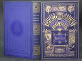 un vieux livre à la couverture bleue posé sur une table