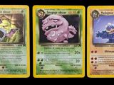 trois cartes Pokémon présentant des motifs différents sur un fond noir