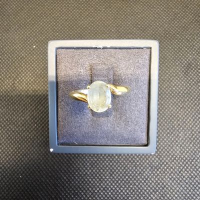 une photo d'une bague en or jaune sertie d'une topaze blanche