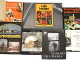 plusieurs livres sont empilés sur une table