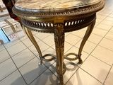 une table au plateau en marbre exposée dans un magasin