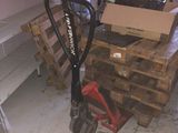 un diable rouge garé dans un garage