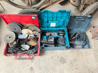 une boîte à outils posée par terre à côté d'un vélo