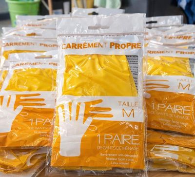 de nombreux sacs de nourriture posés sur une table