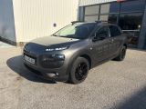 La Citroën grise est garée devant un immeuble