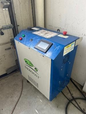une photo d'une machine bleue et blanche dans un garage