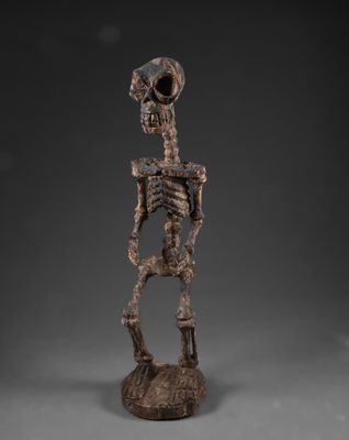 une statue représentant un squelette avec un crâne à la place de la tête