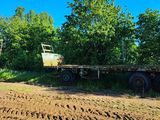 un camion garé sur le bord d'un chemin de terre