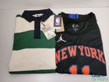 Deux maillots de basket-ball de New York sont exposés sur une table