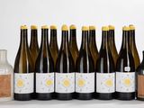 des bouteilles de vin sont alignées sur une table