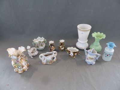 de nombreux types de vases différents, posés sur une table
