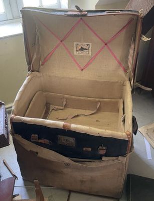 une valise ouverte posée par terre dans une pièce