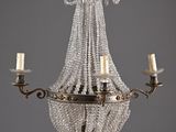 un lustre ancien orné de perles de verre, suspendu au plafond