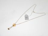 un collier en or orné d'une croix et d'une plaque