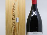la bouteille de vin se trouve à côté de la caisse en bois
