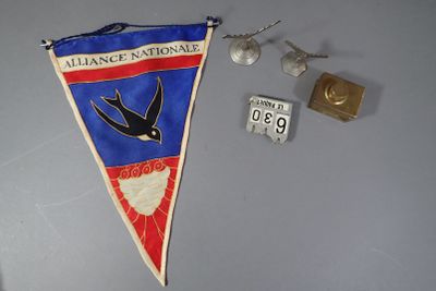Lot de 5 objets publicitaires comprenant : un fanion "Allian…