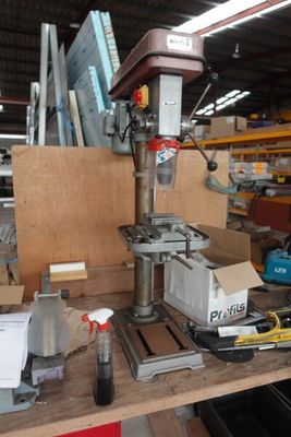 une machine posée sur une table dans un entrepôt