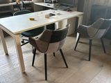deux chaises et une table dans une pièce