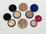 plusieurs types de pièces différents sont disposés en cercle