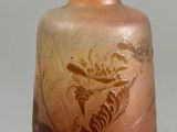 un vase en verre orné d'un dragon, posé sur une table
