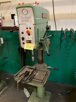 une machine posée sur une table dans une pièce