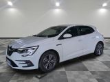 une voiture blanche est garée sur le sol à carreaux d'un garage