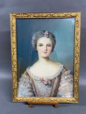 un portrait ancien représentant une femme en robe blanche sur fond bleu