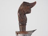 un couteau surmonté d'une tête sculptée