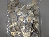 un sac rempli de pièces d'argent posé sur une table