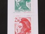 deux timbres représentant le visage d'une femme et celui d'un homme