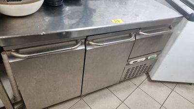 Tour réfrigéré en inox UP GREEN à 2 portes et 1 tiroir.