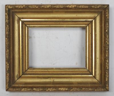 un cadre photo doré accroché à un mur sur fond blanc