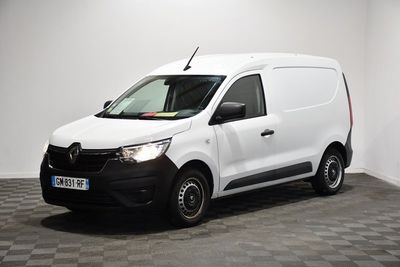 la camionnette blanche est garée dans une pièce au sol en damier