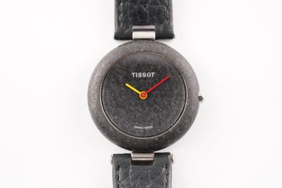 une image d'un gros plan d'une montre-bracelet sur une surface blanche