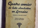 un vieux livre posé sur une table à côté d'un mur blanc