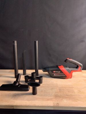 une table sur laquelle sont posés tout un tas d'outils différents