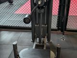 a machine that is sitting in the middle of a gym