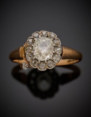 gros plan d'une bague en diamant sur une surface noire