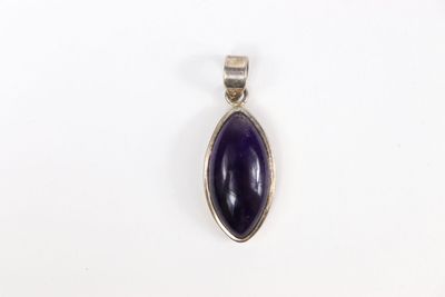 Le pendentif est en argent et est orné d'une pierre violette.
